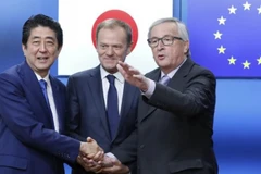 Thủ tướng Nhật Bản Shinzo Abe và Chủ tịch Ủy ban châu ÂU (EC) Jean-Claude Juncker (phải) và Chủ tịch Hội đồng châu Âu Donald Tusk tại lễ ký FTA Nhật Bản-EU. (Nguồn: Reuters)