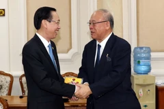 Phó Chủ tịch Thường trực Ủy ban Nhân dân Thành phố Hồ Chí Minh Lê Thanh Liêm tiếp ông Tsutomu Takebe, Cố vấn đặc biệt Liên minh Nghị sỹ Hữu nghị Nhật-Việt. (Ảnh: Xuân Khu/TTXVN)
