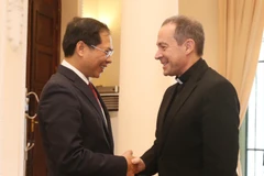 Thứ trưởng Thường trực Bộ Ngoại giao Bùi Thanh Sơn đón Thứ trưởng Bộ Ngoại giao Tòa thánh Vatican Antonie Camilleri. (Ảnh: Lâm Khánh/TTXVN)