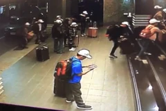 Hình ảnh nhóm khách du lịch Việt Nam được camera an ninh ghi lại tại một khách sạn trước khi biến mất. (Nguồn: CNA)