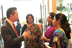 Đại sứ Phạm Sanh Châu tiếp xúc với đại diện các hãng du lịch. (Ảnh: Huy Lê/Vietnam+)