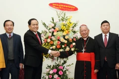 Bí thư Trung ương Đảng, Chủ tịch Ủy ban Trung ương Mặt trận Tổ quốc Việt Nam Trần Thanh Mẫn đến chúc mừng Lễ Thiên Chúa Giáng sinh 2018 Hồng y Nguyễn Văn Nhơn, Tổng Giám mục Giáo phận Hà Nội. (Ảnh: Nguyễn Dân/TTXVN)