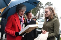 Thủ tướng Anh Theresa May gặp gỡ người dân ở Builth Wells, xứ Wales. (Nguồn: Reuters)