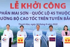 Thủ tướng Nguyễn Xuân Phúc và các đại biểu thực hiện nghi thức khởi công. (Ảnh: Thống Nhất/TTXVN)