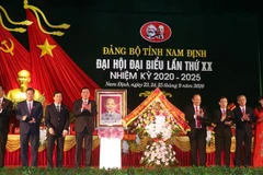 Phó Thủ tướng Thường trực Chính phủ Trương Hòa Bình chúc mừng Đại hội đại biểu Đảng bộ tỉnh Nam Định lần thứ XX, nhiệm kỳ 2020-2025. (Ảnh: Văn Đạt/TTXVN)