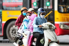 Người già và trẻ nhỏ cần hạn chế ra đường vào những thời điểm nắng nóng gay gắt dễ dẫn đến thay đổi nhiệt độ cơ thể đột ngột, nguy hiểm cho sức khỏe. (Ảnh: Thành Đạt/TTXVN)