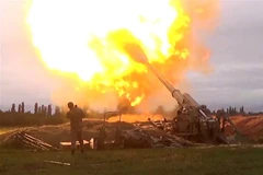 Binh sỹ Azerbaijan nã pháo về phía lực lượng Armenia trong cuộc xung đột tại khu vực tranh chấp Nagorno-Karabakh. (Ảnh: AFP/TTXVN)