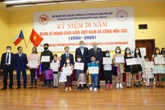 Trao phần thưởng cho các cháu học sinh. (Ảnh: Hồng Kỳ/Vietnam+)