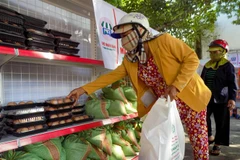 Người dân Đà Nẵng đi Chợ nhân đạo. (Ảnh: TTXVN phát)