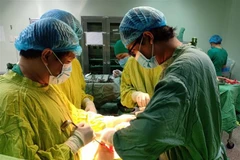 Kíp mổ phẫu thuật cấp cứu bệnh nhân. Ảnh minh họa. (Ảnh: TTXVN phát)