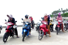 Tổ xe ôm của chị em phụ nữ đảo Bé (Lý Sơn, Quảng Ngãi). (Ảnh: Lê Ngọc Phước/TTXVN)