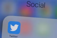 Biểu tượng Twitter trên màn hình điện thoại di động. (Ảnh: AFP/TTXVN)