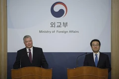 Đặc phái viên hạt nhân của Hàn Quốc Lee Do-hoon (phải) và người đồng cấp Mỹ, Thứ trưởng Ngoại giao Stephen Biegun (trái) tại cuộc gặp ở Seoul, Hàn Quốc, ngày 16/12/2019. (Ảnh: AFP/TTXVN)