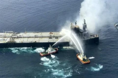 Tàu cứu hỏa nỗ lực dập lửa trên tàu chở dầu MT NewDiamond ở ngoài khơi phía Đông bờ biển Sri Lanka. (Ảnh: THX/TTXVN)