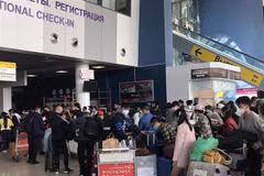 Công dân Việt Nam tập trung tại sân bay Vladivostok, Nga, chuẩn bị lên đường về nước. (Ảnh: TTXVN phát)