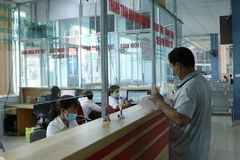 Người dân đến làm thủ tục thăm, khám chữa bệnh. Ảnh minh họa. (Ảnh: Quý Trung/TTXVN)