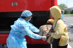 Hỗ trợ người dân mắc kẹt ở tâm dịch Đà Nẵng được trở về nơi cư trú. (Ảnh: Trần Lê Lâm/TTXVN)