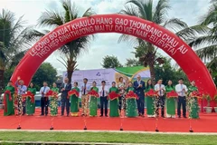 Lãnh đạo Bộ Nông nghiệp và Phát triển nông thôn cùng các đại biểu cắt băng phát lệnh xuất phát đoàn tàu chở gạo xuất khẩu sang châu Âu theo Hiệp định EVFTA. (Ảnh: Thanh Sang/TTXVN)