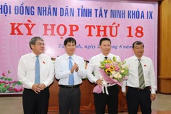 Ông Nguyễn Thanh Ngọc (người cầm hoa) được bầu giữ chức Chủ tịch UBND tỉnh Tây Ninh, nhiệm kỳ 2016-2020. (Ảnh: Lê Đức Hoảnh/TTXVN)