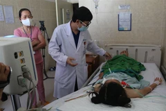 Điều trị cho bệnh nhân nghi ngộ độc do ăn pate Minh Chay tại Bệnh viện Đa khoa Đồng Nai. (Ảnh: Lê Xuân/TTXVN)
