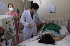 Điều trị cho bệnh nhân nghi ngộ độc do ăn pate Minh Chay tại Bệnh viện Đa khoa Đồng Nai. (Ảnh: Lê Xuân/TTXVN)