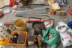 Số vũ khí, hung khí nguy hiểm của các đối tượng bị cơ quan Công an thu giữ. (Ảnh: TTXVN phát)