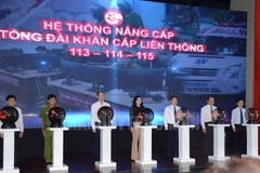 Các đại biểu thực hiện nghị thức ra mắt hệ thống nâng cấp tổng đài khẩn cấp liên thông 113-114-115. (Nguồn: hcmcpv.org.vn)