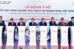 Phó Thủ tướng Trịnh Đình Dũng và các đại biểu bấm nút khởi động Tổ hợp công nghiệp phụ trợ ôtô Thành Công Việt Hưng. (Nguồn: Báo Chính phủ)
