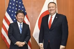 Ngoại trưởng Nhật Bản Toshimitsu Motegi (trái) và người đồng cấp Mỹ Mike Pompeo (phải) tại cuộc gặp ở Munich, Đức ngày 15/2. (Ảnh: Kyodo/TTXVN)