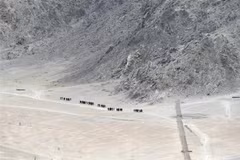 Binh sỹ Ấn Độ tuần tra gần Leh, thủ phủ khu vực Ladakh, biên giới giữa Ấn Độ và Trung Quốc ngày 24/6. (Ảnh: AFP/TTXVN)