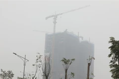 Ô nhiễm không khí ở Hà Nội được xác định bởi nhiều nhóm nguyên nhân như giao thông, xây dựng, công nghiệp. (Ảnh: Thành Đạt/TTXVN)