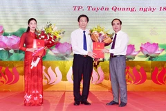 Bí thư Tỉnh ủy Tuyên Quang Chẩu Văn Lâm trao Quyết định về công tác cán bộ cho bà Lê Thị Kim Dung và ông Tạ Đức Tuyên. (Nguồn: baotuyenquang.com.vn)