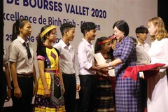 Trao học bổng Gặp gỡ Việt Nam-Vallet cho các học sinh tỉnh Gia Lai. (Ảnh: Phạm Kha/TTXVN)