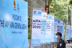 Pano, ápphích được trang hoàng phía bên ngoài Hội nghị. (Ảnh: Minh Quyết/TTXVN)