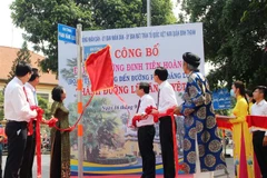 Lãnh đạo Thành phố Hồ Chí Minh và đại diện các đơn vị liên quan thực hiện nghi thức đổi tên đường Đinh Tiên Hoàng (đoạn từ cầu Bông đến Phan Đăng Lưu) thành đường Lê Văn Duyệt. (Ảnh: Mỹ Phương/TTXVN)