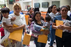 Người nhập cư tại McAllen, bang Texas, Mỹ. (Ảnh: AFP/TTXVN)
