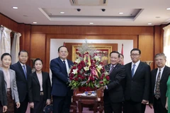 Phó Thủ tướng Sonexay đang trao hoa cho Đại sứ Nguyễn Bá Hùng, chúc mừng 75 năm quốc khánh Việt Nam. (Ảnh: Phạm Kiên/Vietnam+)