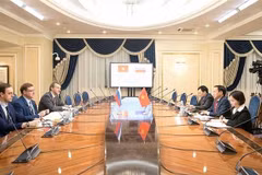 Chủ tịch Ủy ban đối ngoại Thượng viện Nga Konstantin Kosachev (ngồi giữa, bên trái) trong một cuộc gặp với Đại sứ Việt Nam tại Nga Ngô Đức Mạnh. (Ảnh: TTXVN phát)