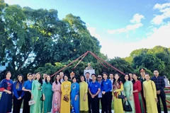 Cán bộ, đảng viên đang sinh hoạt tại các chi bộ thuộc Đại sứ quán và các cơ quan đại diện của Việt Nam ở Cuba tưởng niệm Chủ tịch Hồ Chí Minh tại công viên mang tên Người ở thủ đô La Habana, Cuba. (Ảnh: Mai Phương/TTXVN)