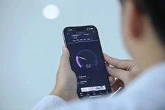 Nhân viên kỹ thuật VNPT kiểm tra tốc độ mạng của Vinaphone. (Ảnh: Minh Quyết/TTXVN)