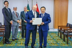 Đại sứ Việt Nam tại Brazil Bùi Văn Nghị trình quốc thư lên Tổng thống Lula da Silva. (Ảnh: TTXVN phát)