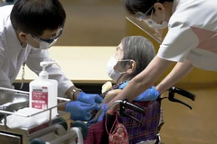 Nhân viên y tế tiêm chủng vaccine ngừa COVID-19 cho người dân tại Tokyo, Nhật Bản. (Ảnh: Kyodo/TTXVN)