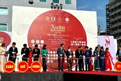 Các đại biểu cắt băng khai mạc Lễ hội Tết Việt Nam tại Amagasaki. (Ảnh: Xuân Giao/TTXVN)