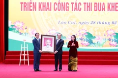 Phó Chủ tịch nước Võ Thị Ánh Xuân tặng bức ảnh Bác Hồ cho Đảng bộ và nhân dân các dân tộc tỉnh Lào Cai. (Ảnh: Quốc Khánh/TTXVN)