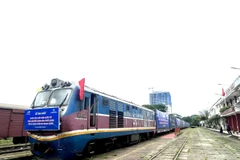 Đoàn tàu liên vận quốc tế vận chuyển hàng hóa xuất khẩu từ ga Sóng Thần đi Trung Quốc. (Ảnh: Huyền Trang/TTXVN)