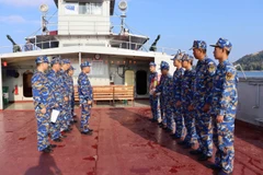 Thượng Đỗ Văn Sơn, Chính ủy Lữ đoàn 955 (giữa, bên trái) giao nhiệm vụ cho tàu trực Tết. (Ảnh: TTXVN phát)