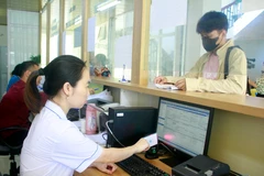 Khám chữa bệnh bảo hiểm y tế bằng căn cước công dân gắn chip tại Trung tâm Y tế huyện Gia Viễn, tỉnh Ninh Bình. (Ảnh: Thùy Dung/TTXVN)