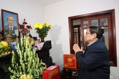 Thủ tướng Phạm Minh Chính dâng hương tưởng niệm cố Thủ tướng Phạm Văn Đồng. (Ảnh: Dương Giang/TTXVN)