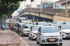 Xe ôtô lưu thông trên đường phố Hà Nội. (Ảnh: Huy Hùng/TTXVN)