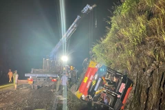 Lật xe khách trên cao tốc La Sơn-Túy Loan. (Ảnh: TTXVN phát)